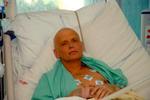 Forgiftet. De fleste husker bedst Alexander Litvinenko fra dette billede. Et billede, der blev taget af den russiske dissident, efter han blev forgiftet og kort før hans død. 