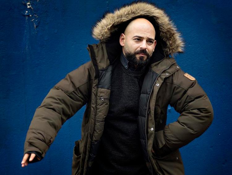 farvefilter. Den danske skuespiller Janus Nabil Bakrawi har en polsk-palæstinensisk baggrund. Han har spillet masser af roller på tv og teater, men der er langt mellem filmrollerne. 