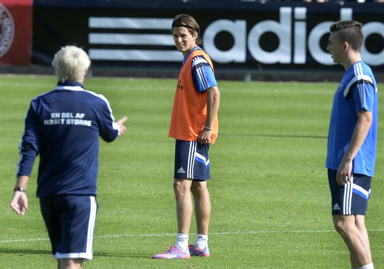 Videre? Pierre Emile Højbjerg (th) har fundet en ny klub, mens Lasse Vibe (i midten) skal have en aftale i stand senest mandag ved midnat. Ellers står den på Allsvenskan frem til sommer. 