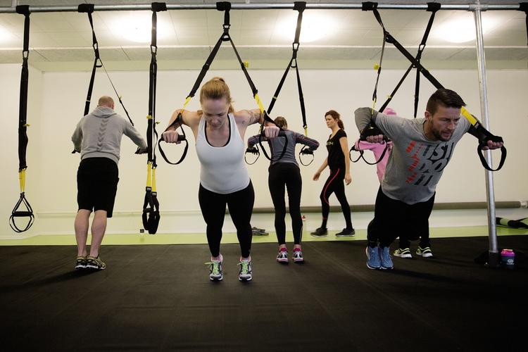 Træning. Intensiv træning af brystmusklerne kan gøre kvinders bryster større, men træning og vægttab kan også gøre dem mindre. 