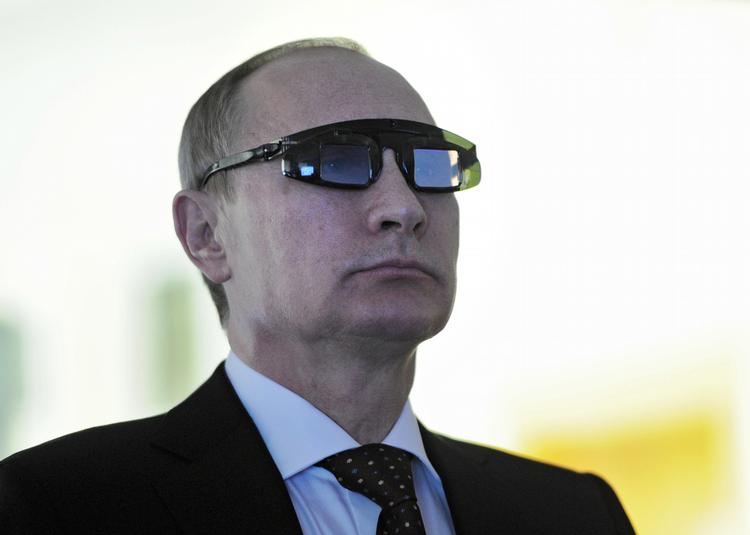udfordret. Ruslands præsident, Vladimir Putin, har nok at se til i øjeblikket. Her er han fanget, da han i går besøgte forskningscentret Gorny i Skt. Petersborg. 