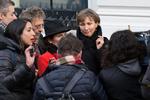 Efterladt. Aleksander Litvinenkos enke Marina Litvinenko er til stede i retslokalet i London, hvor en undersøgelseskommission i dag har begyndt høringer. Dommeren Robert Owen henviste efter frokostpausen i går til, at det talstærke pressekorps, der er mødt op, viste mere hensyn til enken, der næsten ikke kunne komme ind og ud af retslokalet for journalister og fotografer. 