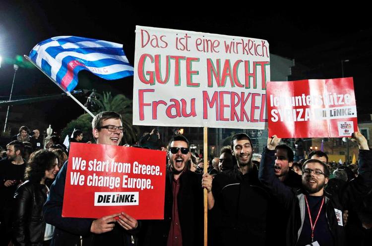 Jubel. Tyske tilhængere af det græske venstrefløjsparti Syriza fejrer søndagens overbevisende sejr i Athens gader. Nu må også danske socialdemokrater tage ved lære af Syrizas succes, men Brian Esbensen. 