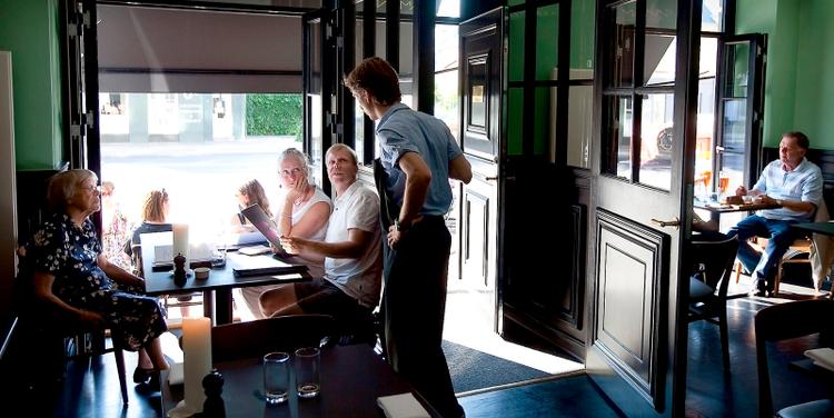 Særklasse. Der er en tydelig linje i Aamanns Etablissements varme aftenkøkken, som er dansk bistromad i lidt utraditionelle, men dog særdeles genkendelige klæder, og så er velsmagen og kvaliteten i top. 