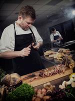 træning. Kokken Kenneth Hansen har sammen med sin assistent, Kasper Christensen, trænet til Bocuse d'Ors verdensmesterskab fem dage om ugen siden oktober. Og dagligt siden årsskiftet. 