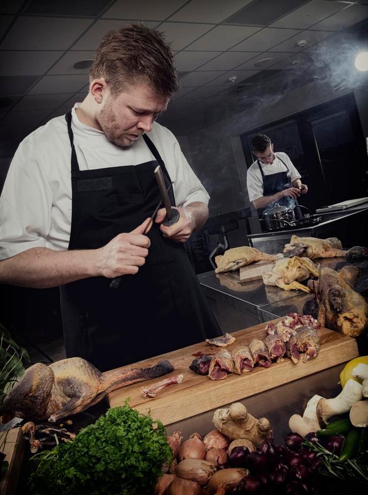 træning. Kokken Kenneth Hansen har sammen med sin assistent, Kasper Christensen, trænet til Bocuse d'Ors verdensmesterskab fem dage om ugen siden oktober. Og dagligt siden årsskiftet. 