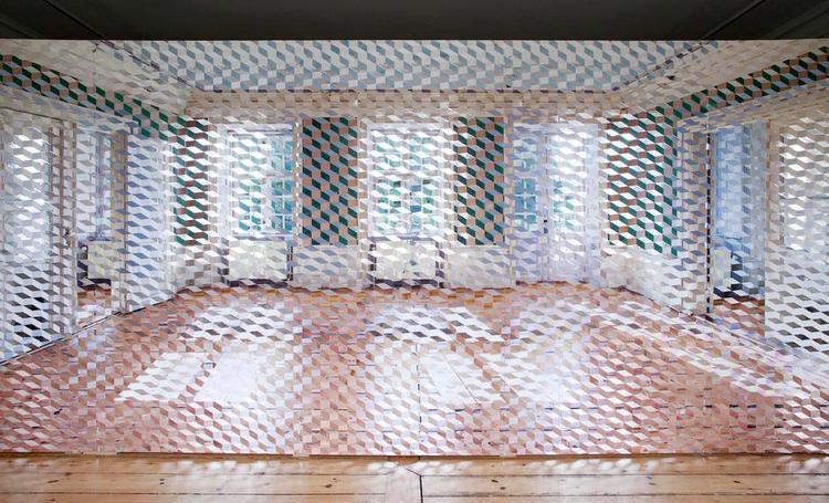 illusioner. Det store billede 'Indfaldsvinkel udfaldsvinkel' afbilder rummets væg, men halvdelen af billedet består af spejle, påmonteret så de danner et mønster. Som får beskueren til at overveje: Hvad er billede, hvad er spejlbillede? 