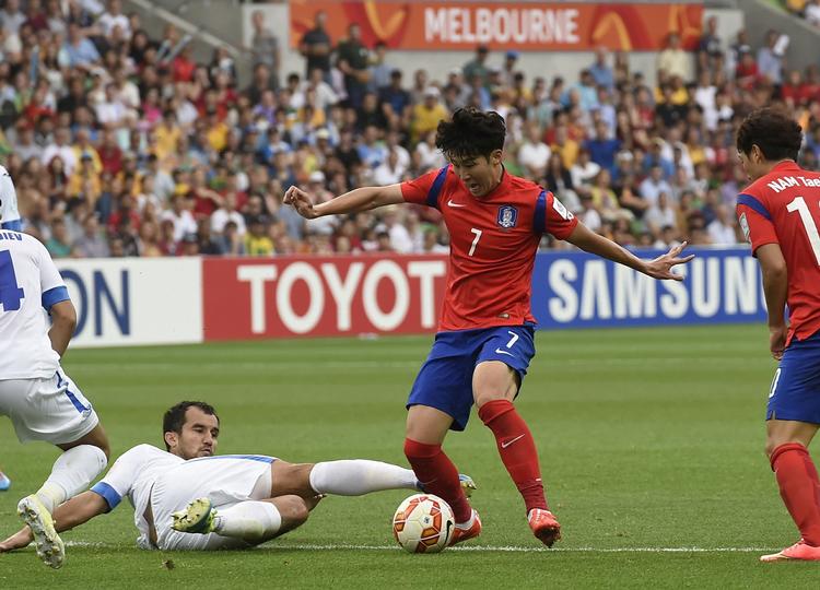 Matchvinder. Son Heung-min (i midten) sendte Sydkorea i semifinalerne ved Asian games for tredje gang i træk. 