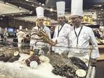John Kofod Pedersen ( til højre), Kenneth Hansen og assistenten Kasper Christensen (til venstre) inspicerer fiskemontren for alternative råvarer ved årets Bocuse d'Or. 