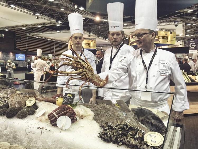 John Kofod Pedersen ( til højre), Kenneth Hansen og assistenten Kasper Christensen (til venstre) inspicerer fiskemontren for alternative råvarer ved årets Bocuse d'Or. 