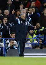 Lommeuld. José Mourinho tjener angiveligt 160 millioner kroner per sæson i Chelsea, så en bøde på en kvart million svarer i forhold til en dansk gennemsnitsindkomst for ham til en bøde på 4.000 kroner. 