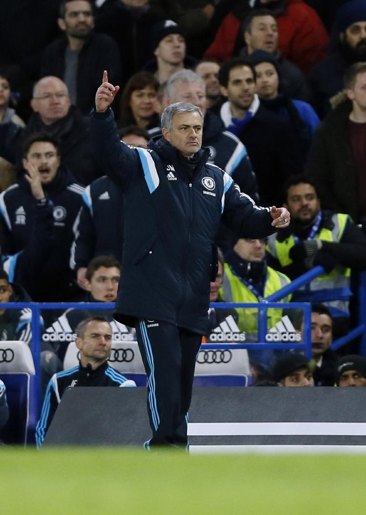 Lommeuld. José Mourinho tjener angiveligt 160 millioner kroner per sæson i Chelsea, så en bøde på en kvart million svarer i forhold til en dansk gennemsnitsindkomst for ham til en bøde på 4.000 kroner. 