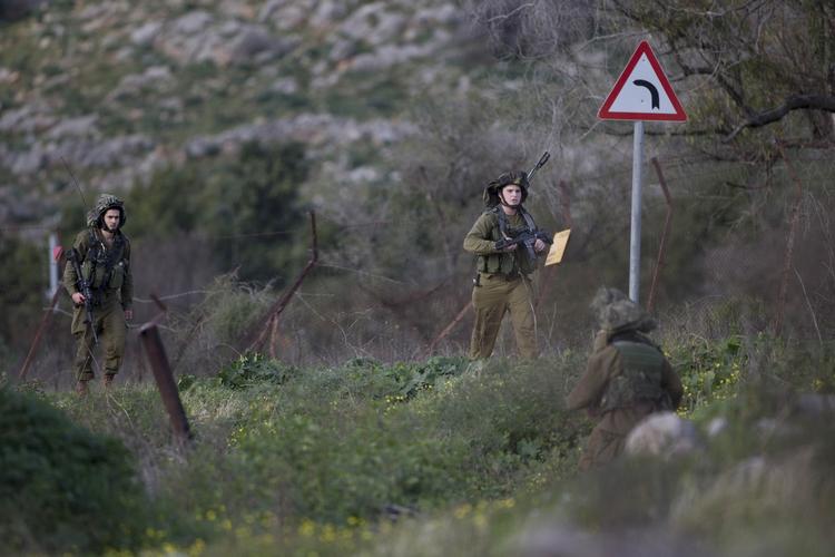 Granater. Israelske styrker sendte granater ind over Libanons grænse. 