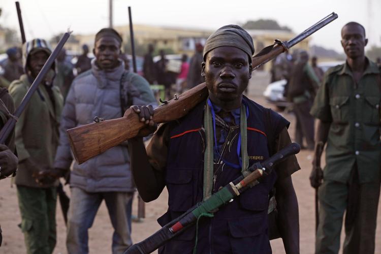 kampberedt. Billedet her er fra slutningen af november. Her ses civile, som har meldt sig til en privat sikkerhedsgruppe for at tage kampen op mod Boko Haram. Billedet er taget i Yola i den nordlige del af Nigeria, hvor Boko Haram har taget kontrollen med store landområder. 