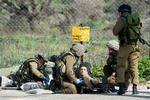 angreb. En såret israelsk soldat modtager hjælp, efter at Hizbollah har affyret fem missiler mod en konvoj af israelske militærkøretøjer nær grænsehegnet mellem Libanon og Israel. 