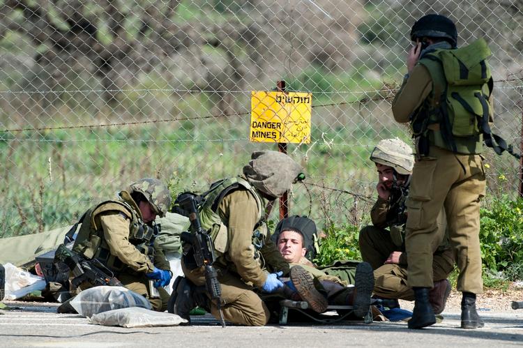angreb. En såret israelsk soldat modtager hjælp, efter at Hizbollah har affyret fem missiler mod en konvoj af israelske militærkøretøjer nær grænsehegnet mellem Libanon og Israel. 
