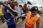 STYRT. De sorte bokse fra AirAsia-flyet viser, at andenpiloten førte roret, da flyet styrtede. 