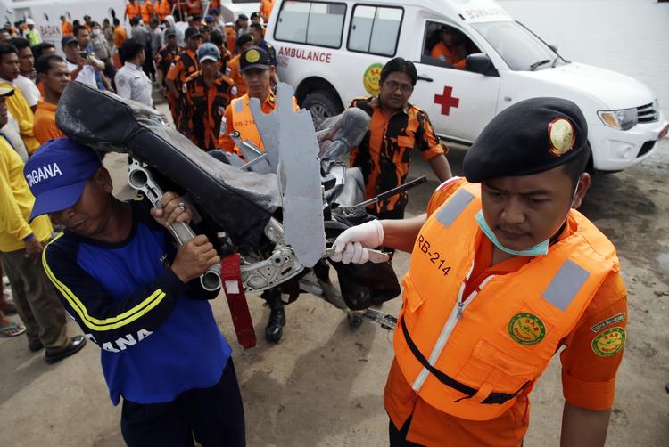 STYRT. De sorte bokse fra AirAsia-flyet viser, at andenpiloten førte roret, da flyet styrtede. 
