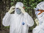 Ebola. Ifølge WHO er man så småt ved at få skovlen under ebola, men dansk forsker mener, man skal være varsom med udmeldingerne. 