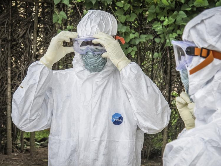 Ebola. Ifølge WHO er man så småt ved at få skovlen under ebola, men dansk forsker mener, man skal være varsom med udmeldingerne. 