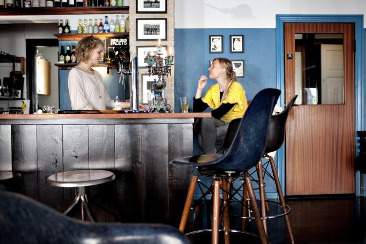 Blåt. Hos Kind of Blue er der jazz på anlægget og kaffe fra stempelkande. 