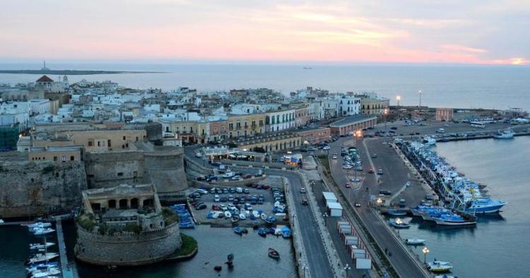 Maritimt. Gallipoli ligger på en ø, nærmest i symbiose med Middelhavet. Den italienske by er kendt for sine udsøgte fisk og skaldyr og gode strande. 