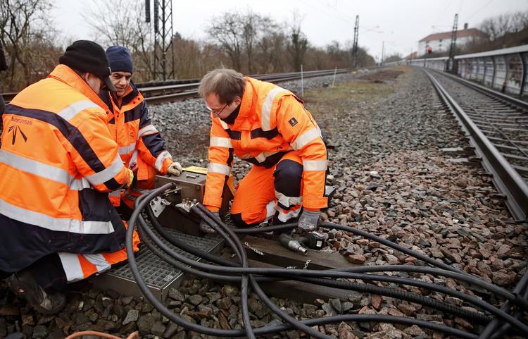 REPARATION. Mandskab fra Banedanmark er i færd med at udbedre skaderne efter kabeltyveri på Køge Bugt-banen. 