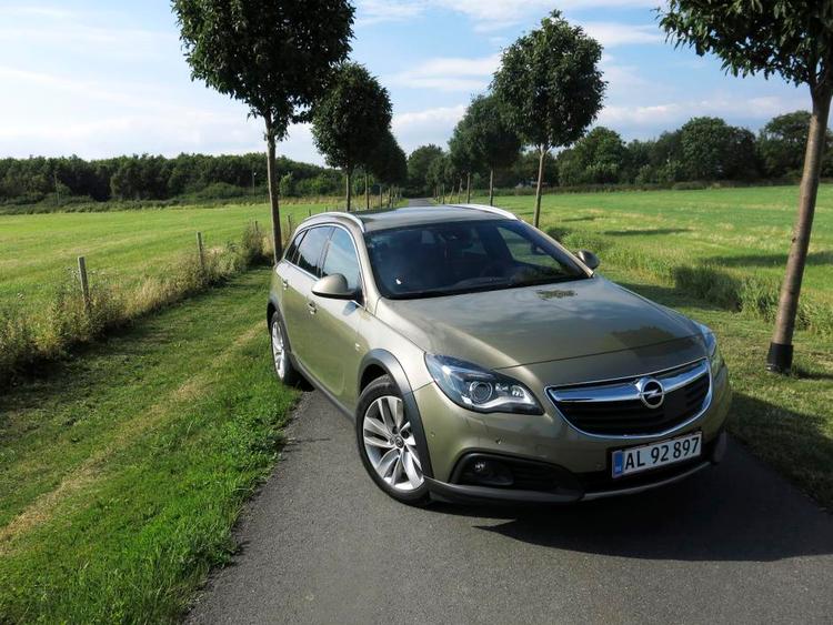 Afstikker. Her kunne Opel Insignia Country Tourer formentlig bevare vejgrebet ude på markerne. Den har nemlig firehjulstræk. 