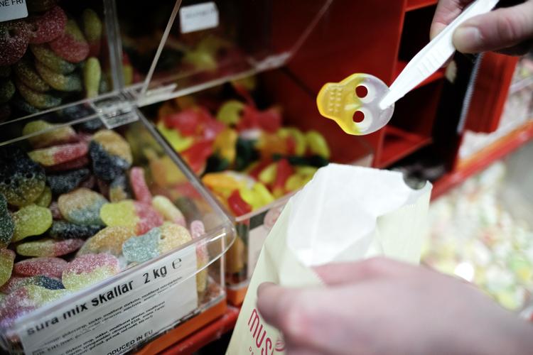 ULOVLIGT. En betydelig del af det ulovligt importerede slik ender på bland-selv-hylderne. 