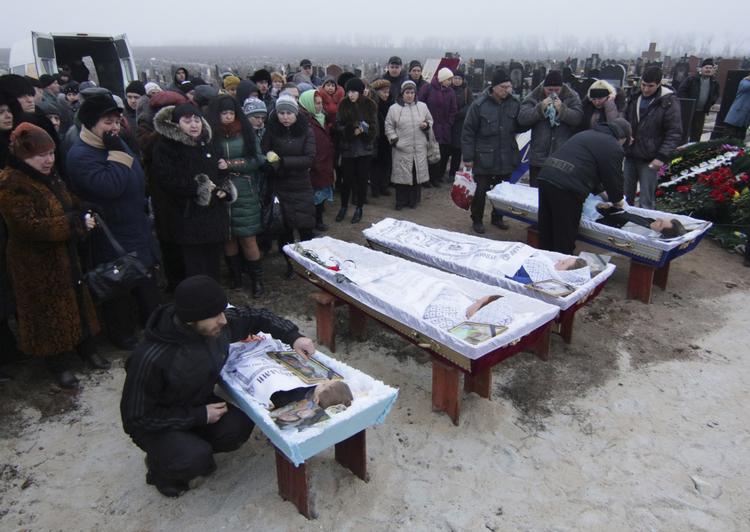 Dødsfald. Borgere i den ukrainske by Mariupol sørger over et ægtepar, deres datter og deres tre-årige barnebarn, som blev dræbt under de stadig hårdere kampe. 