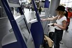Flyrejser. En massiv overvågning af flypassagerers data er muligvis på vej i EU. Her er det en passager i Københavns Lufthavn i Kastrup. 