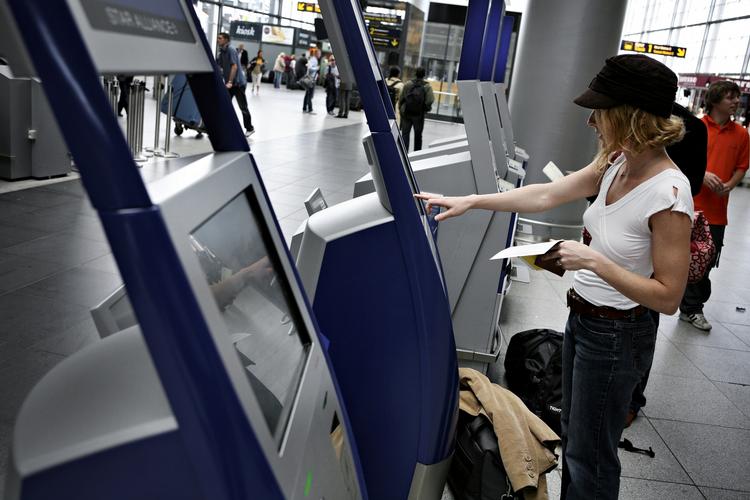 Flyrejser. En massiv overvågning af flypassagerers data er muligvis på vej i EU. Her er det en passager i Københavns Lufthavn i Kastrup. 