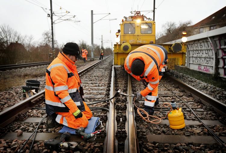 Kobbertyveri. Senest i morges oplevede passagerer, der rejser på Køge Bugt Banen, forsinkelser og aflysninger, fordi kabeltyve havde stjålet Banedanmarks kobberkabler. Det er fjerde gang på en uge, kobbertyverier skaber problemer for passagerne på den strækning. 