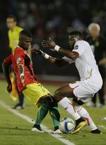 uafgjort. Malis Bakary Sako (th) fra Wolverhampton i kamp med Guineas Abdoul Razzagui Camara fra SCO Angers, før de to nationers videre skæbne måtte afgøres ved lodtrækning. 