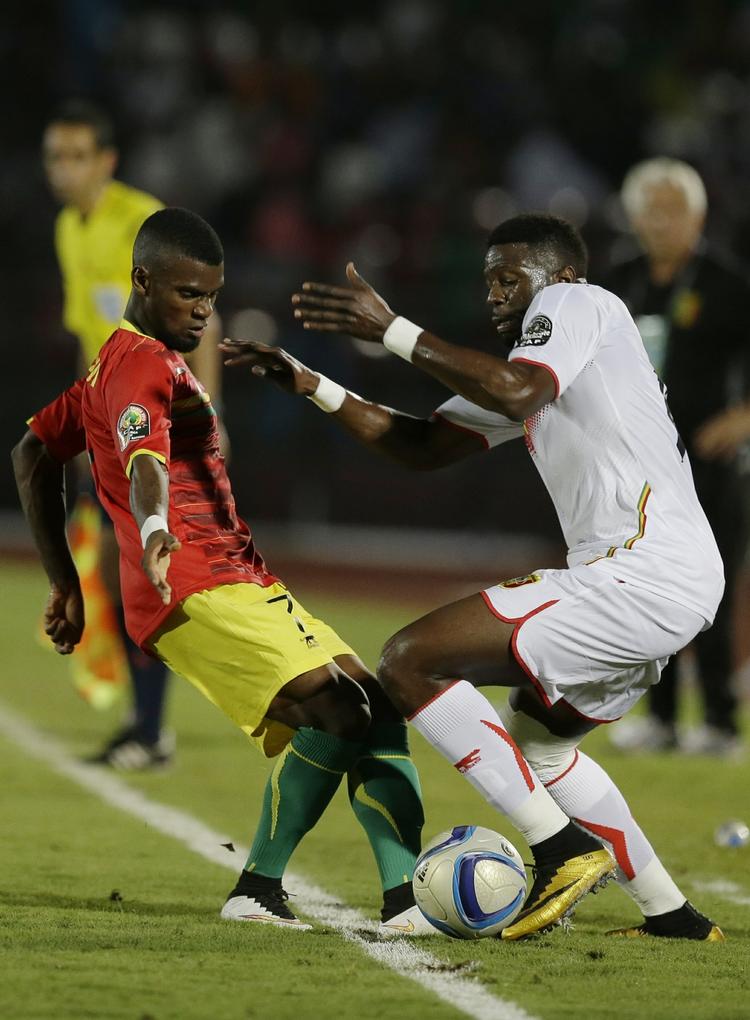 uafgjort. Malis Bakary Sako (th) fra Wolverhampton i kamp med Guineas Abdoul Razzagui Camara fra SCO Angers, før de to nationers videre skæbne måtte afgøres ved lodtrækning. 