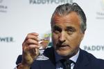 Bettingfirma. Franske David Ginola blev støtet af bettingfirmaet Paddy Power med 2,4 millioner kroner. Nu har han trukket sit kandidatur ved præsidentvalget i Fifa. 