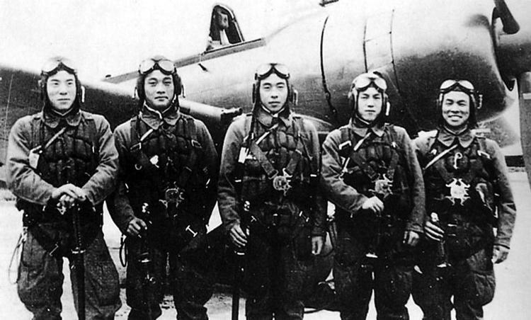 Kamikaze. Brevene fra Haruki, en kamikazepilot, spiller en vigtig rolle i 'Tidens væsen' - her er fem andre japanske piloter fra 1944. 