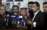 BØN. Safi al-Kaseasbeh, der er far til den pilot, IS i øjeblikket holder fanget, beder i dag IS om at vise nåde for en muslimsk medbror og skåne hans liv. 