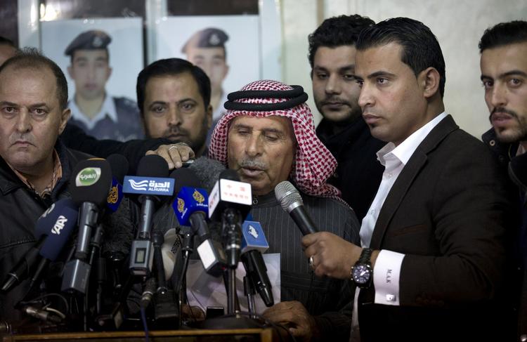 BØN. Safi al-Kaseasbeh, der er far til den pilot, IS i øjeblikket holder fanget, beder i dag IS om at vise nåde for en muslimsk medbror og skåne hans liv. 