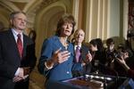 Olieledning. Senatorerne John Hoeven, Lisa Murkowski og Mitch McConnell fremlægger resultatet af afstemningen. 