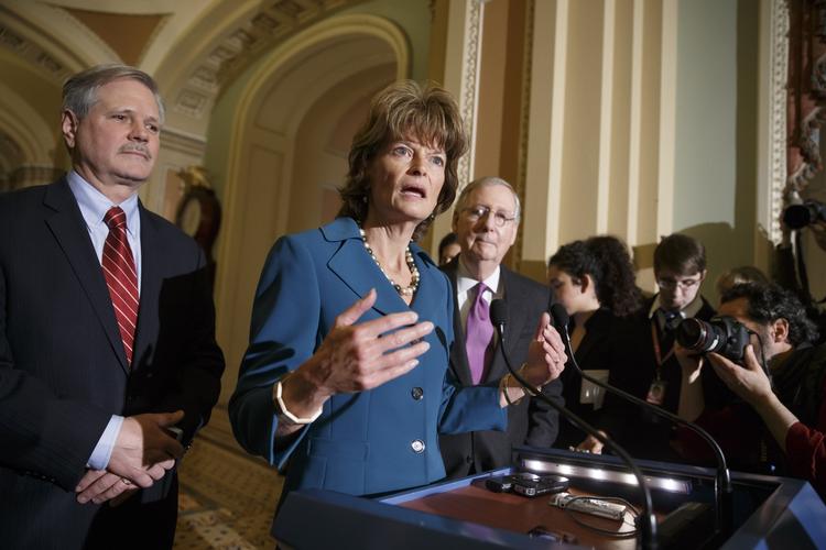 Olieledning. Senatorerne John Hoeven, Lisa Murkowski og Mitch McConnell fremlægger resultatet af afstemningen. 