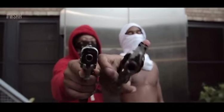 Chiraq. Et år var der flere mord i Chicagp end i Irak, derfor kalder de selv byen for Chiraq. Filmen viser ind i en forbenet verden, hvor rapperne fortæller om det voldige liv mellem gadens gangstere. 