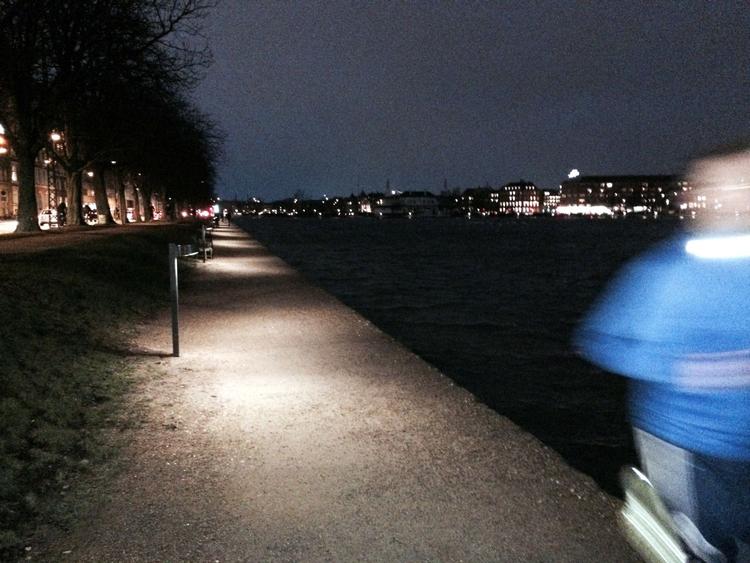 LYSPUNKTER. Nu kan københavnerne løbe sig fra vinterdepressionen langs Søerne, hvor 120 pullertlamper sørger for, at de kan se, hvor de sætter fødderne. 