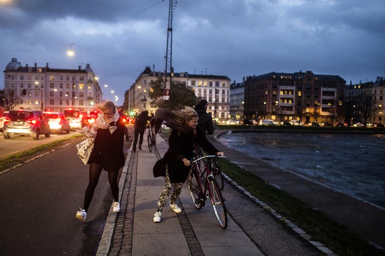 Byen. Måske skulle man bare flygte ud i skoven? 