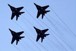 Oprustning. Rusland er klar til at opruste militært. Her ses russiske fly i forbindelse med en militærparade. 