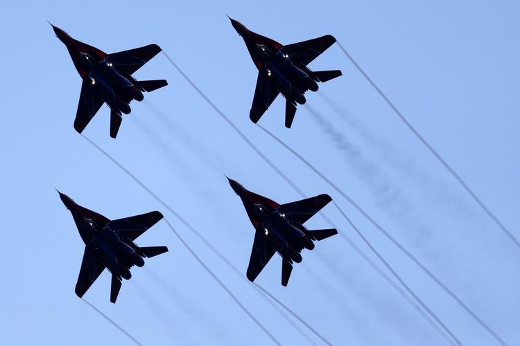 Oprustning. Rusland er klar til at opruste militært. Her ses russiske fly i forbindelse med en militærparade. 