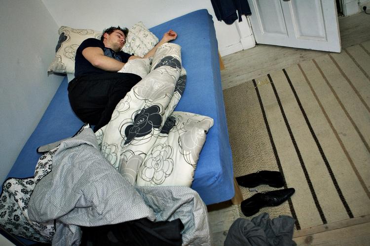 søvn. Mange danskere sover dårligt, men måske ikke så dårligt som de selv tror. 