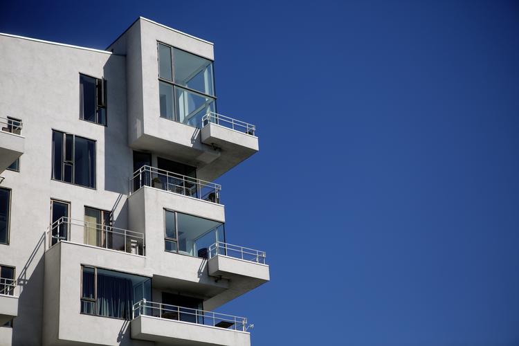FORDELAGTIGT. Nationalbanken har netop sænket deres rente igen-igen, og derfor kan boligejere med høje renter på et fastforrentet lån have gevinst ved at omlægge deres lån i øjeblikket, vurderer boligøkonom Joachim Borg Kristensen. 