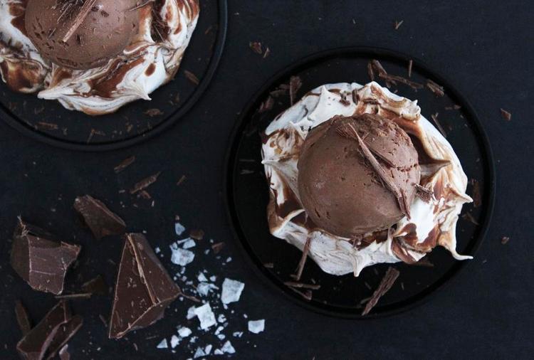 Sødt med salt. Jeg er vild med disse store salte chokolademarengs og spiser snildt hele portionen selv. Giv mig en aften, og de er væk. 