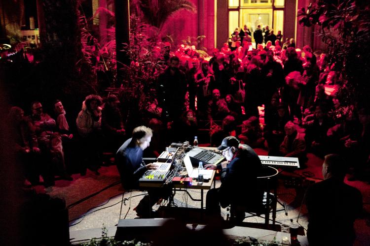 ELEKTRISK. Bjørn Svin spiller på Vinterjazz sammen med Christian Rønn og Mads Emil Nielsen, mens Daniel Vestergaard laver visuals. 